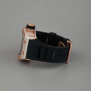 Montre automatique élégante pour homme avec cadran squelette carré en or rose et bracelet en caoutchouc noir, idéale pour les affaires - Product Image 4