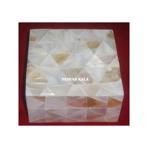 Boîte à bijoux en bois blanc de haute qualité, faite à la main, avec des incrustations de nacre, très exclusive et attrayante, pour les cadeaux de mariage - Product Image 1