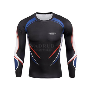 Acabado suave y diseño ceñido para el rendimiento, juego de gimnasio de dos piezas con ajuste cómodo y tela ventilada - Product Image 3