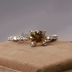 Solitario de diamante de corte redondo marrón con anillo de ajuste de punta de estilo acento para mujer - Product Image 3