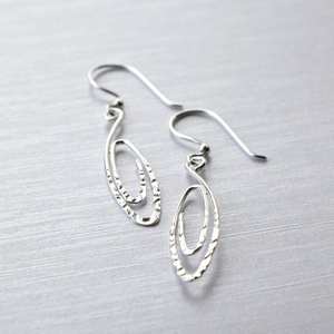 Pendientes colgantes en espiral urbanos de plata de ley modernos para un aspecto elegante - Product Image 1