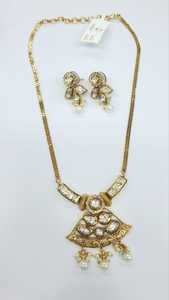 Magnifique collier pendentif Kundan serti de pierres vertes et de boucles d'oreilles pour femme idéal pour une tenue traditionnelle et festive - Product Image 2