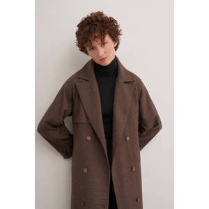 Manteau trench en laine marron à double boutonnage avec bordure en fourrure et imprimé - Product Image 4