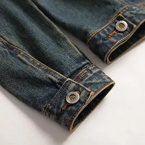 Veste en jean classique avec logo personnalisé, denim délavé, épaules légèrement tombantes, style de travail pour homme, avec logo sur le devant - Product Image 4