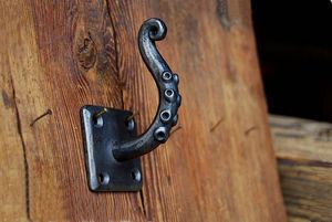 Crochet rustique décoratif de mur de fonte avec la finition de style de ferme parfaite pour l'organisation élégante de mur intérieur - Product Image 3