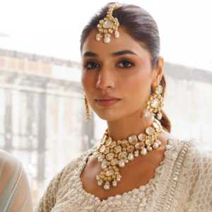 ชุดเครื่องประดับลูกปัดไข่มุก kundan polki ประกอบด้วยสร้อยคอพร้อม Maang-Tikka และต่างหู - Product Image 5