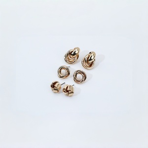 Boucles d'oreilles clous Nœud d'amour doré texturé, apprêts de bijoux pour femme, cadeau, tenue de soirée - Product Image 1