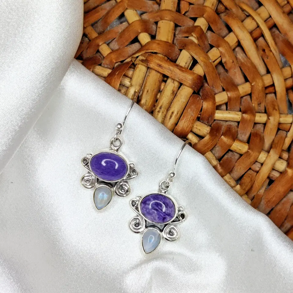 Charoite & Moonstone Gemstone Boucles d'oreilles en argent sterling 925 Bijoux de mariage toutes occasions pour femmes Numéro de modèle SIPL_2024 _ E06