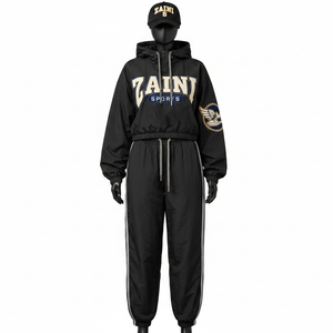 Conjunto Cortavientos de Nailon de 130 g/m² para Mujer, Color Negro con Paneles Laterales con Rayas y Logotipo Bordado en Chenilla Personalizado, Talla Grande - Product Image 1