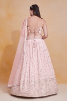 Ensemble de lehenga traditionnel en georgette avec broderie riche en sequins zari, blouse non cousue et élégant dupatta en tulle doux
