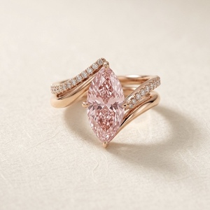 Bague de fiançailles classique en or rose 18 carats, 2,00 carats, couleur rose fantaisie F, taille marquise avec pierres latérales, cultivée en laboratoire, certifiée IGI - Product Image 1