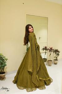 Robe maxi en mousseline de soie Anarkali de créateur ethnique pour femmes Lehenga Choli sans plis pour les fêtes - Product Image 5