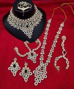 Conjunto de Collar de Novia de Lujo en Oro Rosa con Pendientes y Maang Tikka |   Conjunto de Joyas de Boda con Aspecto de Diamante - Product Image 3