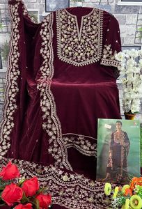 Traje Salwar de Terciopelo con Diseños Indios Tradicionales Modernos para Bodas y Festivales a Precio de Mayoreo - Product Image 5