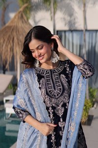 Conjunto de Fiesta de Terciopelo con Bordado Zari, Top y Pantalón con Bordado de Lentejuelas Fendy y Dupatta con Borde de Encaje Calado - Product Image 4