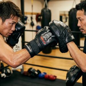 ถุงมือชกมวยหนังแท้แบบสั่งทำพิเศษ พร้อมสายรัดข้อมือปรับได้ โลโก้สั่งทำสำหรับการฝึกซ้อมและการต่อสู้ - Product Image 6