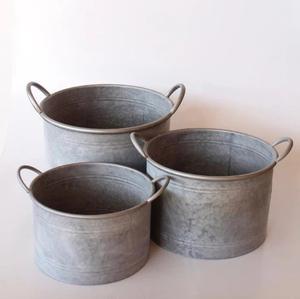 Maceta de metal galvanizado de diseño increíble para el hogar y el jardín Maceta de flores de forma redonda decorativa con mango de metal - Product Image 5