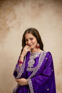 ชุดส่าหรีแบบอินเดียใต้ สีม่วงสวยงาม ผ้าไหมวิสโคสแท้ ประดับด้วยงานปักเลื่อมและลายฉลุ 3 ชิ้น สำหรับผู้ใหญ่ - Product Image 2