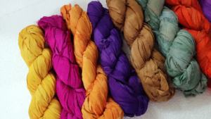 Rubans de soie sari teints sur mesure de qualité supérieure en écheveaux de poids de 100 grammes fabriqués à partir de tissu sari recyclé idéal pour la revente - Product Image 3