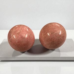 Esferas de cristal de thulita Rosa natural al por mayor | Bolas de piedra curativa pulidas a mano para energía de amor, Reiki y decoración del hogar - Product Image 1