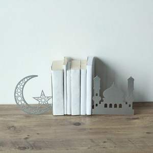 Crescent Masjid Metal Sculpture Serre-Livres Table Islamique Moderne Article Décoratif avec Finition Argentée Décor Religieux Spirituel - Product Image 1