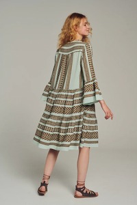 Nouvelle arrivée d'été Les femmes portent une robe mi-longue texturée à tissage en V de belle couleur, parfaite pour les événements en plein air et les occasions décontractées - Product Image 3