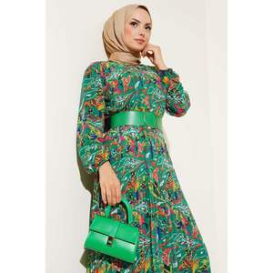 Robe mousseline plissée ceinturée Vert Perse - Product Image 4