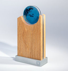 Trophée de reconnaissance en acrylique et bois gravé du logo, durable et recyclable, Artfulcosmos, pour récompenser l'excellence - Product Image 1