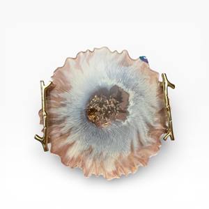 Plateau rectangulaire en agate naturelle multicolore avec sections de cristal superposées et design de poignée dorée contemporaine - Product Image 2