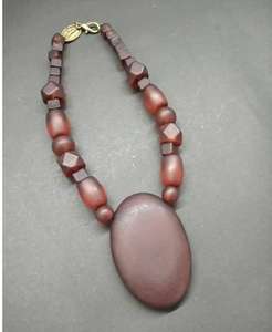 Collar con colgante de corazón de resina hecho a mano de Sudáfrica Bohemia, collar de cadena con cuentas de resina marrón para mujer - Product Image 1