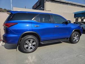 Toyota Fortuner 2.4 GD-6 Automatique 4x4 SUV 7 Places 2025 d'occasion avec phares LED, transmission automatique, pneus R20 et intérieur cuir à vendre - Product Image 2
