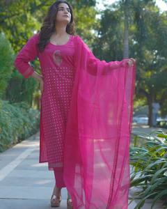 ชุดสูทผ้าฝ้ายพิมพ์ลายทอง Mira Fuchsia Radiance พร้อมผ้าคลุมไหล่ผ้าออร์แกนซ่า ราคาสุดคุ้ม - Product Image 3