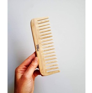 Peigne en bois écologique fabriqué à la main pour un soin des cheveux doux et un coiffage naturel - Product Image 4