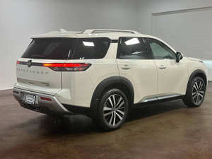 Construit légèrement utilisé 2024 Niss-an Patf-inder Platinum 4dr SUV - Product Image 6