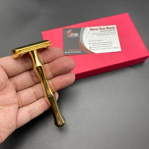 Maquinillas de afeitar en húmedo chapadas en oro para hombre, hoja intercambiable con logotipo personalizado, maquinilla de afeitar de doble filo de acero inoxidable de tres piezas - Product Image 5