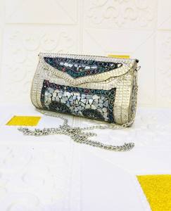 Bolso de mano con cierre de solapa de mosaico de Metal de diseñador hecho a mano, bolsos informales con estilo artesanal tradicional indio hechos en India - Product Image 2