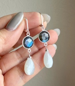 Boucles d'oreilles pendantes en double labradorite et pierre de lune, ton neutre, cadeau pour maman, argent sterling 925, pierre de naissance de juin, Enigma - Product Image 1