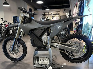 Motocicleta de Motocross Nueva DEAL Performance 2024 STARK VARG Lista para Enviar a Todo el Mundo - Product Image 5