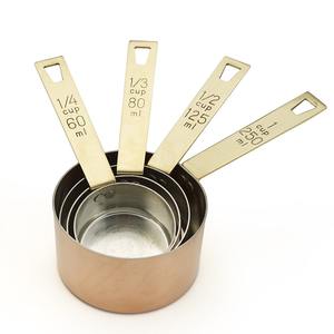 Ensemble de 4 tasses à mesurer en acier inoxydable plaqué or avec une élégante poignée en laiton pour ustensiles de cuisine et articles de cuisine - Product Image 1