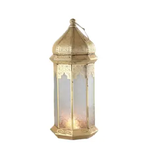 Metall handwerk ausgehöhlt Gold laterne Wind lampe LED-Licht Marok kanis che dekorative Ornamente Lager laterne Für Ramadan