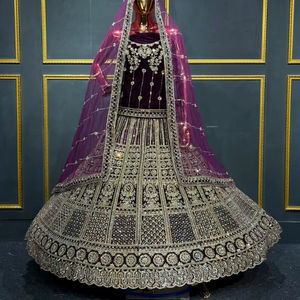 ชุดเลเฮนกาผ้ากำมะหยี่เนื้อหนาสำหรับเจ้าสาว งานปักเต็มตัว ดีไซน์หรูหรา ทรงบานใหญ่ มี 6 สี สำหรับงานพิธีกรรมและงานเฉลิมฉลอง - Product Image 1