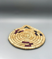 Ensemble de quatre sets de table marocains faits à la main, style bohème, en feuilles de palmier, avec pompons, parfait pour la décoration intérieure et la protection de table, toutes saisons