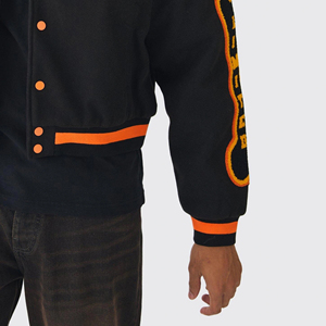 Chaqueta universitaria vintage con logotipo personalizado para hombre, chaqueta de béisbol con letras negras bordadas y mangas de cuero y cuello levantado para otoño - Product Image 5