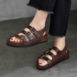 Mules et sandales en cuir véritable pour femmes, mode décontractée, pantoufles plates pour la maison, la plage et le quotidien - Product Image 1