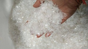 ขวดพลาสติก PET รีไซเคิลแบบใส ไม่เป็นรูปทรงมาตรฐาน สำหรับทำฟิล์มเป่า/ขึ้นรูป/ถอดแม่พิมพ์ เกรดสำหรับบรรจุภัณฑ์ รูปทรงก้อนอัด สำหรับใช้งานทั่วไป - Product Image 3