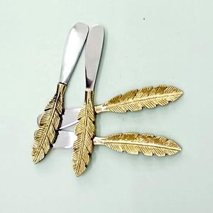 Épandeur de fromage dynamique avec poignée en laiton doré et plume en acier inoxydable Ensemble d'épandeurs de fromage à lame polie miroir argenté - Product Image 2