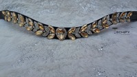 Frontlet en cuir doré orné de feuilles de cristal, accessoire élégant pour la bridonnerie et les spectacles équestres