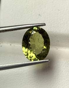 Piedra Preciosa de Turmalina Verde con Corte Ovalado Facetado Natural de 8x10 mm - Product Image 3