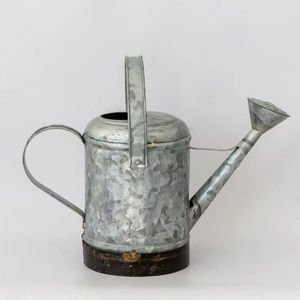 Bidon d'eau galvanisé classique avec des caractéristiques modernes pour l'arrosage facile des plantes dans les jardins ou les fermes des maisons - Product Image 1