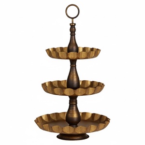 ชั้นวางของสามชั้นสไตล์หรูหรา สีทองโบราณ ทำจากโลหะและไม้เนื้อแข็ง ใช้สำหรับวางขนมเค้ก ของหวาน ผลไม้ เหมาะสำหรับใช้ในบ้าน - Product Image 1